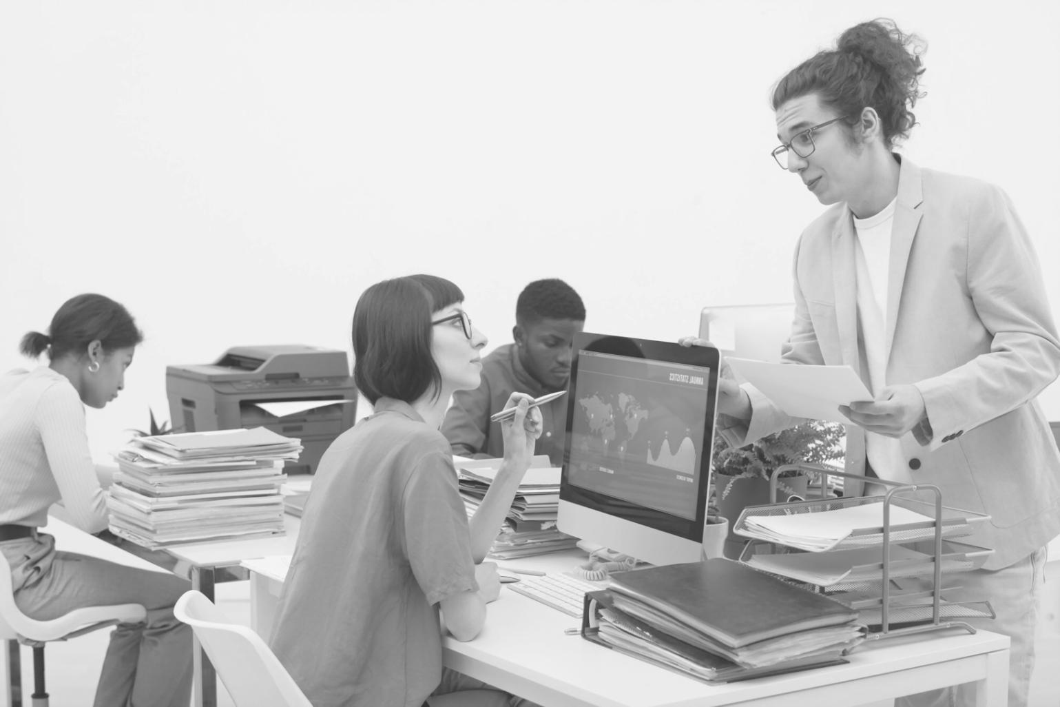 Наставник объясняет принципы эффективного бюджетирования